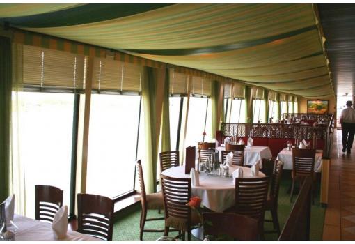 Uno de los Restaurantes del buque, con grandes ventanales